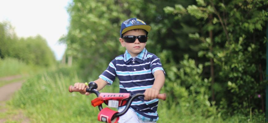 Как правильно учить ребенка кататься на велосипеде? Хитрости и советы